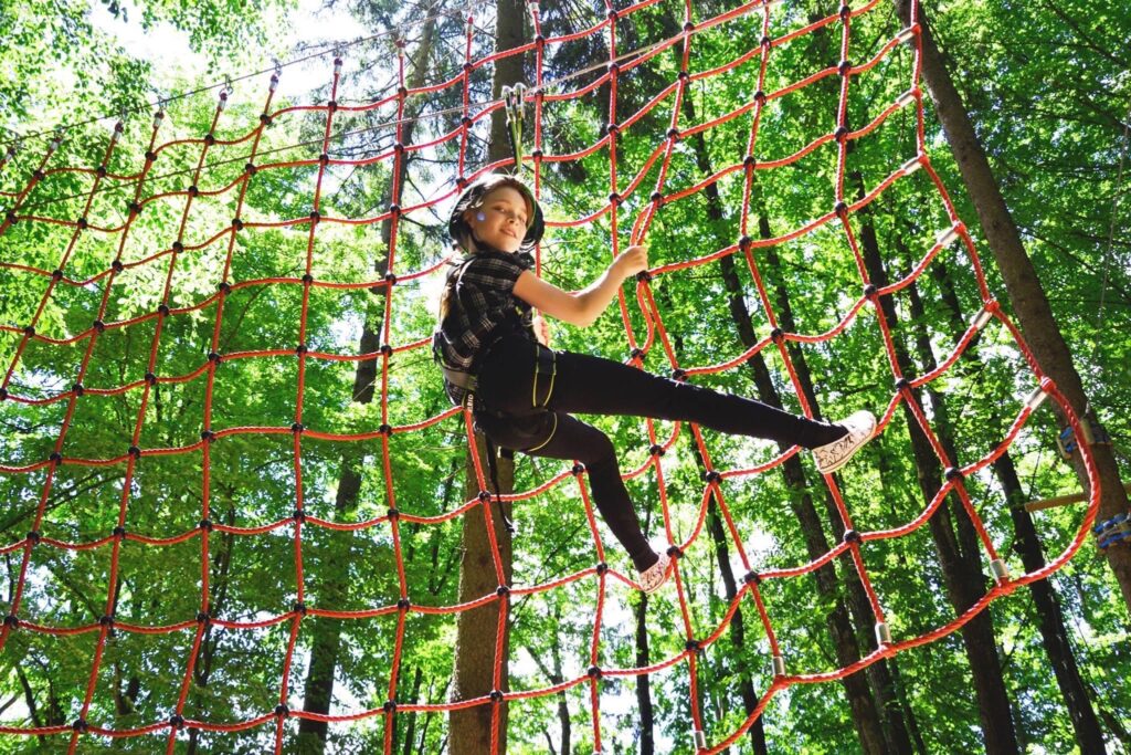 Hegymászás a Baumhotel Styrassic Parkban Bad Gleichenbergben